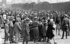 Des juifs hongrois sur la Judenrampe (la rampe à Juif) après être descendus des trains pour Auschwitz-Birkenau, en mai 1944. (Crédit : album photo d'Auschwitz)