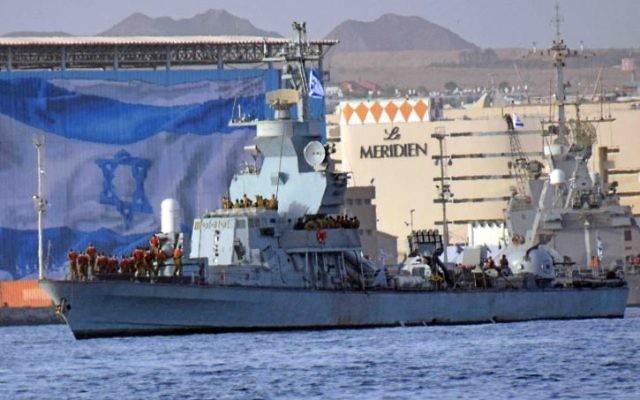 L'INS Hanit entre dans le port d'Eilat, le samedi 8 mars 2014. (Crédit : Yuda ben Yitach / Flash90)