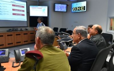 Le Premier ministre Benjamin Netanyahu, (au centre), Moshe Yaalon, alors ministre de la Défense, (à droite), et Benny Gantz, alors chef d'état-major au QG de l'armée de l'air, le 10 juillet 2014. (Crédit : Ariel Hermoni/ministère de la Défense/Flash90)