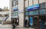 Une agence de la banque Leumi, à Jérusalem, le 16 novembre 2014. (Crédit : Yonatan Sindel/Flash90)