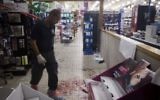 Forces de police au supermarché Rami Levy dans la zone industrielle de Mishor Adumim, à l'est de Jérusalem, près de Maale Adumim, où un Palestinien a poignardé deux personnes et a ensuite été abattu par un garde de la sécurité. - 3 décembre 2014 (Crédit : Nati Shohat / FLASH90)