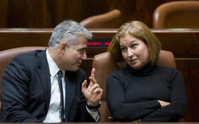 Yair Lapid discute avec Tzipi Livni à la Knesset le 3 décembre 2014 (Crédit : Yonatan Sindel/Flash90) Yair Lapid discute avec Tzipi Livni à la Knesset le 3 décembre 2014 (Crédit : Yonatan Sindel/Flash90)