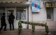 Des Juifs russes dans un marché casher à Moscou, en Russie, le 1er décembre 2014. (Crédit : Hadas Parush / Flash90)