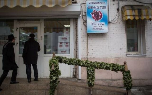 Des Juifs russes dans un marché casher à Moscou, en Russie, le 1er décembre 2014. (Crédit : Hadas Parush / Flash90)