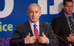 Le Premier ministre Benjamin Netanyahu parle des médias étrangers lors d'une conférence de presse à Jérusalem, le 17 décembre 2014 (Crédit : Emil Salman / Flash90, Pool)