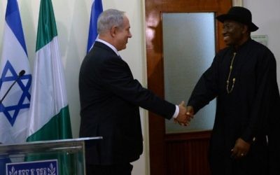 Le Premier ministre Benjamin Netanyahu, à gauche, rencontre le président nigérian Goodluck Jonathan au bureau du Premier ministre à Jérusalem, (Crédit : Kobi Gideon / GPO / Flash90)
