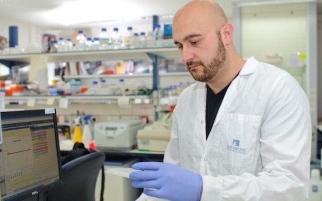 Dr. Jacob Hanna dans son laboratoire de l'Institut Weizmann (Crédit : autorisation)