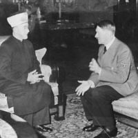 Adolf Hitler et le grand mufti de Jérusalem, Hadj Amin al-Husseini, en 1941. (Crédit : Heinrich Hoffmann Collection/Wikipedia)