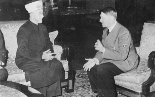 Adolf Hitler et le grand mufti de Jérusalem, Hadj Amin al-Husseini, en 1941. (Crédit : Heinrich Hoffmann Collection/Wikipedia)