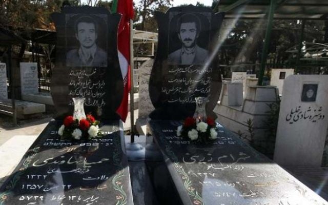 Les tombes de soldats juifs iraniens à Téhéran qui sont tombés pendant la guerre Iran-Irak dans les années 1980, le 15 décembre, 2014. (Crédit : IRNA)