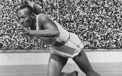 Jesse Owens au départ du sprint de 200 metres en 1936 aux Jeux olympiques de Berlin (Crédit : Wikipedia)
