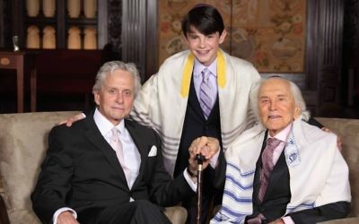 Kirk Douglas (à droite), avec son fils Michael et son petit-fils Dylan à la bar-mitsvah de Dylan, en mai 2014. (Crédit : Infinity Kornfeld Studios / JTA)