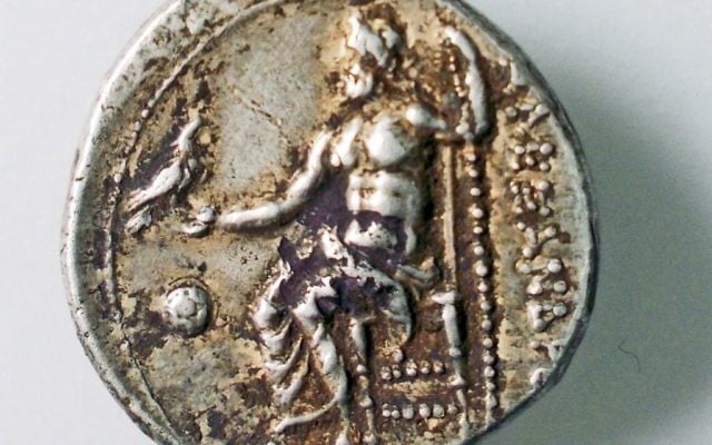 La pièce estampillée avec l'image de Zeus et Alexandre (Crédit : Robert Kool, autorisation de l'Autorité israélienne de l'antiquité) La pièce estampillée avec l'image de Zeus et Alexandre (Crédit : Robert Kool, autorisation de l'Autorité israélienne de l'antiquité)