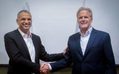 L'ancien ambassadeur israélien aux Etats-Unis, Michael Oren, annonce sa candidature à la Knesset aux côtés du leader du parti Kulanu, Moshe Kahlon, le 24 décembre 2014. (Crédit : Ben Kelmer/Flash90)