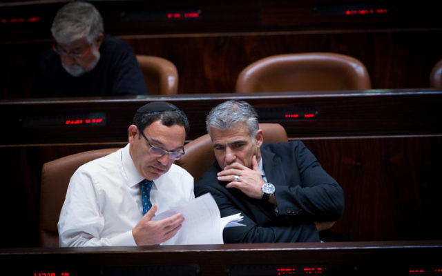 Le député Yesh Atid, Shai Piron, avec l'ex-ministre des Finances, Yair Lapid à la Knesset le 26 novembre 2014 (Crédit : Miriam Alster/Flash90) Le député Yesh Atid, Shai Piron, avec l'ex-ministre des Finances, Yair Lapid à la Knesset le 26 novembre 2014 (Crédit : Miriam Alster/Flash90)
