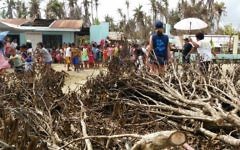 Les enfants et les volontaires d'IsraAID après le typhon Hagupit le 22 décembre 2014 (Crédit : Autorisation IsraAID)