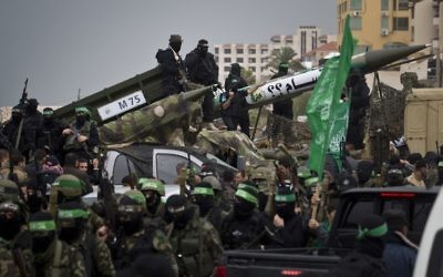 La branche armée du Hamas, les brigades Ezzedine al-Qassam, lors d'un défilé le 14 décembre 2014. (Crédit : Mahmud Hams/AFP)