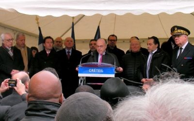 Bernard Cazeneuve, alors ministre de l'Intérieur lors d'un rassemblement contre l’antisémitisme à Créteil, le 7 décembre 2014. (Crédit : Henri Bettan/Times of Israël)