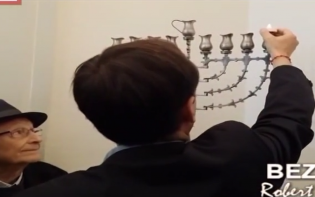 Le maire de Béziers Robert Ménard allumant les bougies de Hanoukka. (Capture d'écran : YouTube)