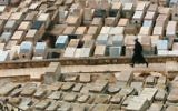 Un homme marche au cimetière de Jérusalem (Crédit : Nati Shohat /Flash90)