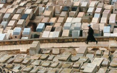 Un homme marche au cimetière de Jérusalem (Crédit : Nati Shohat /Flash90)