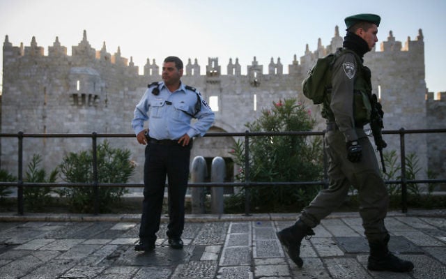 Un agent de police israélien et un garde-frontière devant la porte de Damas à Jérusalem le 19 novembre 2014 (Crédit photo: Hadas Parush / Flash90) Un agent de police israélien et un garde-frontière devant la porte de Damas à Jérusalem le 19 novembre 2014 (Crédit photo: Hadas Parush / Flash90)