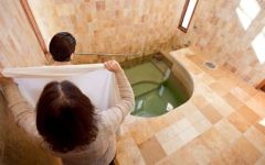 Une femme entrant dans le mikvé, le bain rituel juif  (Crédit : JTA / Mayyim Hayyim)