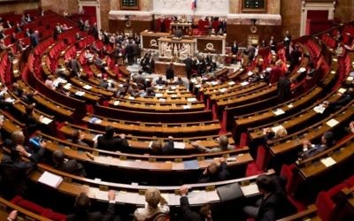 Hémicycle de l'Assemblée nationale française (Crédit : CC-BY-SA Richard Ying, Tangui Morlier/Wikimedia Commons)