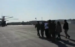Le service de premiers secours Magen David Adom et le personnel médical utilisent un hélicoptère de Tsahal pour évacuer un bébé palestinien vers un hôpital israélien, le 27 décembre 2014. (Crédit : capture d'écran YouTube/Ynet)