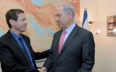 Isaac Herzog et Benjamin Netanyahu (Crédit : Kobi Gideon/Flash90)