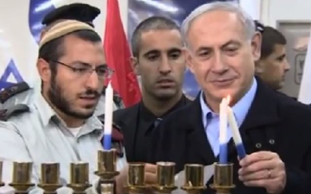 Benjamin Netanyahu allume la première bougie de Hanoukka en compagnie de soldats (Crédit : GPO)