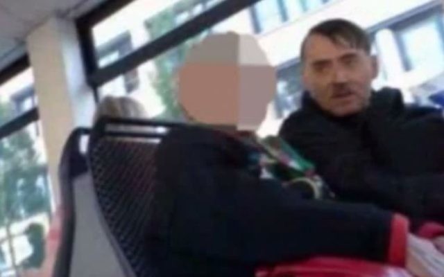 Emin Djinovci, la réincarnation d'Adolf Hitler se déplace partout avec une copie de Mein Kampf. (Crédit : Capture d'écran YouTube)