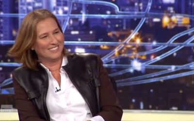Tzipi Livni à l'émission satirique du samedi soir le 13 décembre 2014 (Capture d'écran : Deuxième chaîne/YouTube)