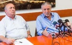 L'ancien ministre Meir Cohen (à droite) avec Elie Elalouf, ancien directeur de la Fondation Rachi (Crédit : Miriam Alster/FLASH90)