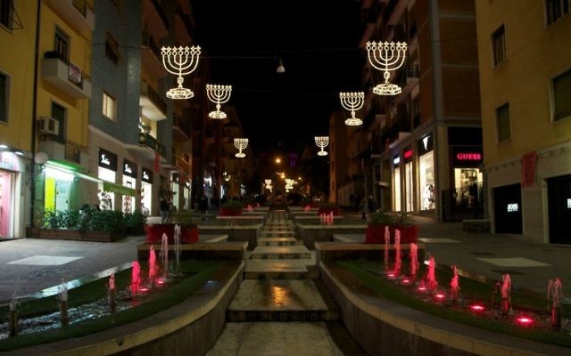 La Via Arabia à Cosenza, Italie, décorée de Menorah pour les fêtes. (Crédit : Mario Tosti)