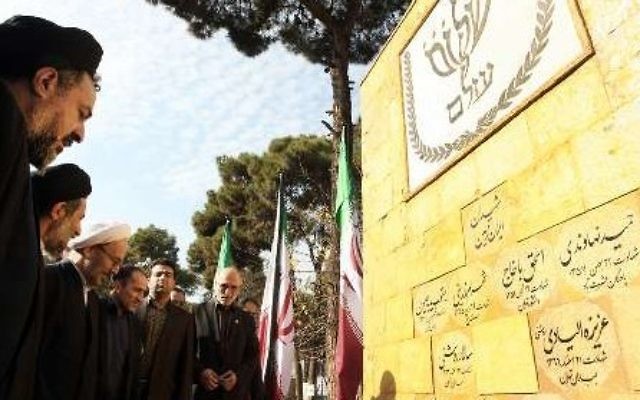 Les responsables iraniens assistent à une cérémonie pour inaugurer un monument à Téhéran, rendant hommage aux soldats juifs tombés - 15 décembre 2014 (Crédit : IRNA)