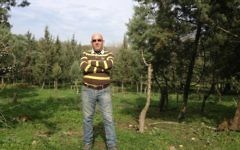 Yossi Jaeger, l'agriculteur juif qui cultive des arbres de Noël d'Israël (Crédit : Jessica Steinberg / Times of Israël)