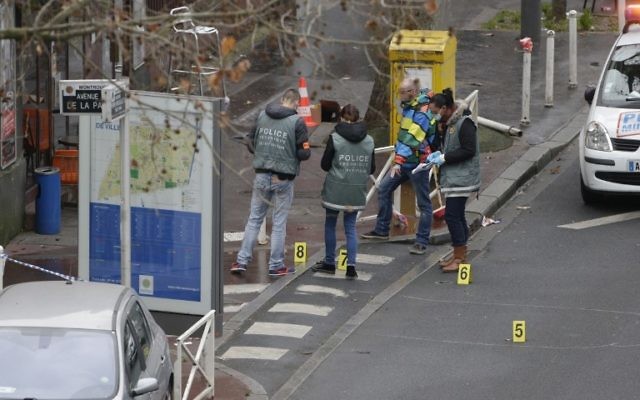 Des légistes de la police examinent la scène où une femme officier de police a été abattue à Montrouge, dans la banlieue sud de Paris le 8 Janvier 2015 (Crédit : AFP) Des légistes de la police examinent la scène où une femme officier de police a été abattue à Montrouge, dans la banlieue sud de Paris le 8 Janvier 2015 (Crédit : AFP)