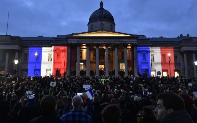 Le National Gallery aux couleurs de la France lors du rassemblement londonien du 11 janvier 2015 pour commémorer les victimes de l'attaque de Paris (Crédit : NIKLAS HALLE'N/AFP) Le National Gallery aux couleurs de la France lors du rassemblement londonien du 11 janvier 2015 pour commémorer les victimes de l'attaque de Paris (Crédit : NIKLAS HALLE'N/AFP)