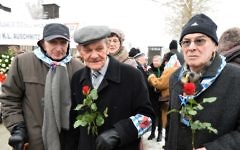 Des survivants d'Auschwitz arrivent pour assister aux cérémonies pour marquer le 70e anniversaire de la libération du camp d'extermination nazi le 27 janvier 2015 au mémorial d'Auschwitz-Birkenau à Oswiecim, Pologne. (Crédit : AFP PHOTO / JANEK SKARZYNSKI)