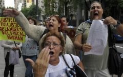 Une femme tenant un panneau sur lequel on peut lire 'Justice, justice, justice pour la mort du procureur Nisman' lors d'une manifestation à Buenos Aires, le 19 janvier 2015 (Crédit : Juan Vargas / AFP)