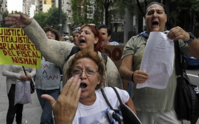 Une femme tenant un panneau sur lequel on peut lire 'Justice, justice, justice pour la mort du procureur Nisman' lors d'une manifestation à Buenos Aires, le 19 janvier 2015 (Crédit : Juan Vargas / AFP)