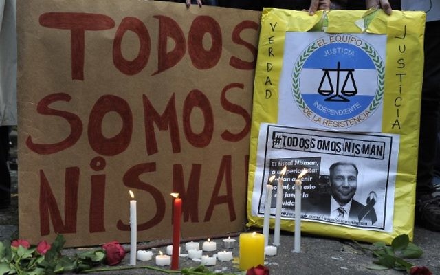 Le procureur argentin Alberto Nisman enterré au cimetière juif de La Tablada - le 29 janvier 2015 (Crédit : STR/AFP) Le procureur argentin Alberto Nisman enterré au cimetière juif de La Tablada - le 29 janvier 2015 (Crédit : STR/AFP)