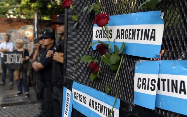 Le procureur argentin Alberto Nisman enterré au cimetière juif de La Tablada - 29 janvier 2015 (Crédit : STR/AFP) Le procureur argentin Alberto Nisman enterré au cimetière juif de La Tablada - 29 janvier 2015 (Crédit : STR/AFP)