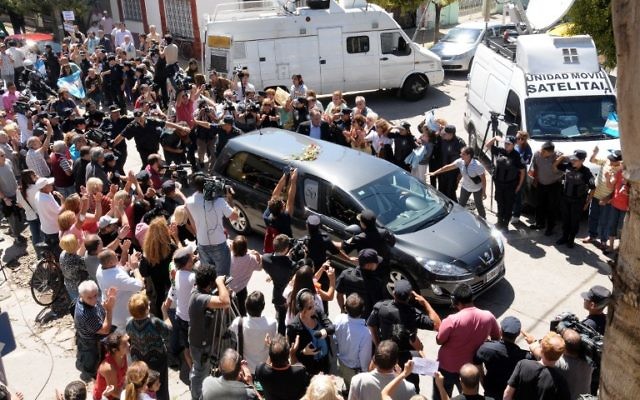 Le procureur argentin Alberto Nisman enterré au cimetière juif de La Tablada - 29 janvier 2015 (Crédit : STR/AFP) Le procureur argentin Alberto Nisman enterré au cimetière juif de La Tablada - 29 janvier 2015 (Crédit : STR/AFP)