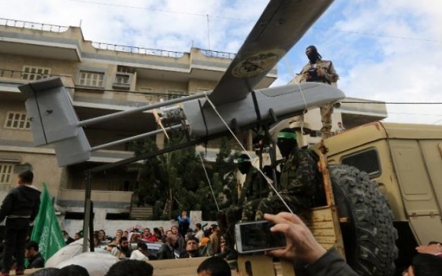 Les membres des brigades al-Qassam exposant un drone pendant une parade marquant le 27e anniversaire du mouvement islamiste, le 14 décembre 2014 à Gaza (Crédit : AFP/ MAHMUD HAMS). Les membres des brigades al-Qassam exposant un drone pendant une parade marquant le 27e anniversaire du mouvement islamiste, le 14 décembre 2014 à Gaza (Crédit : AFP/ MAHMUD HAMS).