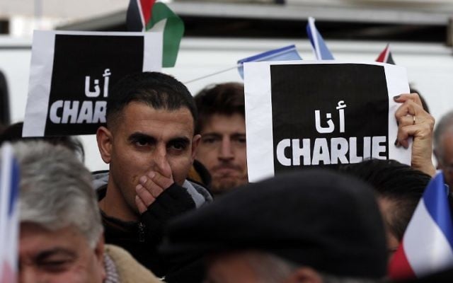 Des Palestiniens à Ramallah en soutien à Charlie - 11 janvier 2015 (Crédit : AFP)
