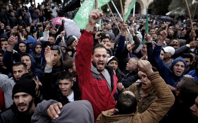 Des centaines de Palestiniens manifestant à Jérusalem-Est le 16 janvier 2015 contre la décision de Charlie Hebdo de publier une caricature de Mahomet (Crédit : AFP PHOTO / AHMAD )
