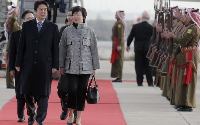 Le Premier ministre japonais Shinzo Abe (G) et son épouse Akie débarquent de leur avion à leur arrivée dans la capitale jordanienne Amman le 17 Janvier, 2015. (Crédit : AFP PHOTO / KHALIL MAZRAAWI Le Premier ministre japonais Shinzo Abe (G) et son épouse Akie débarquent de leur avion à leur arrivée dans la capitale jordanienne Amman le 17 Janvier, 2015. (Crédit : AFP PHOTO / KHALIL MAZRAAWI