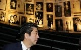 Le Premier ministre japonais Shinzo Abe au mémorial de Yad Vashem à Jérusalem le 19 janvier 2015 (Crédit : GALI TIBBON / POOL / AFP)